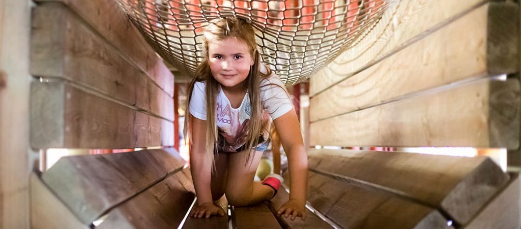 Bubenheimer Spieleland Kind geht durch Tunnel