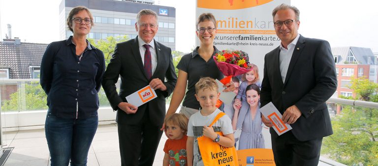 Landrat und Bürgermeister übergeben die 40 000. Familienkarte Familienkarte