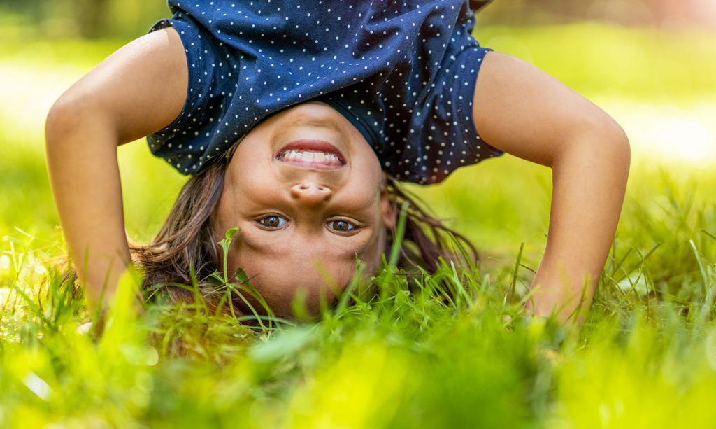 Über uns Kind steht auf dem Kopf