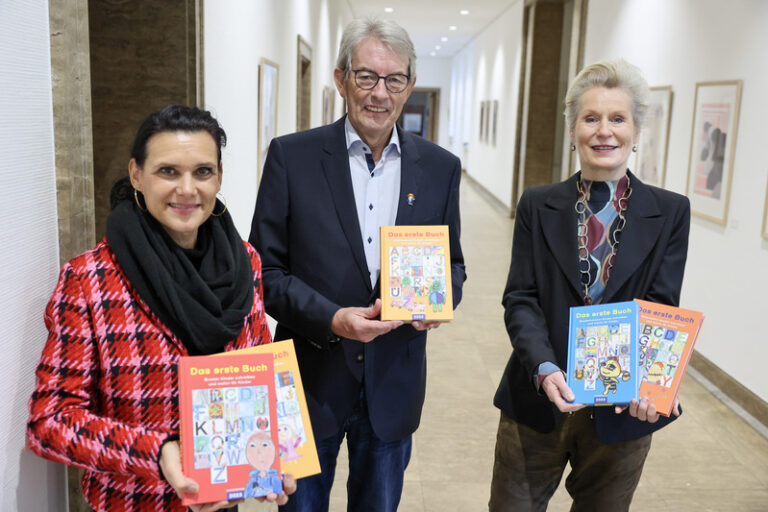 Stadt Neuss unterstützt Leseprojekt Das erste Buch