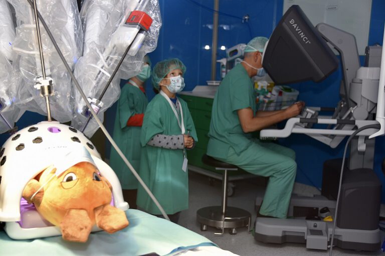 Türöffner-Tag mit der WDR-Maus im Neusser Lukaskrankenhaus Türöffner-Tag mit der WDR-Maus im Neusser Lukaskrankenhaus